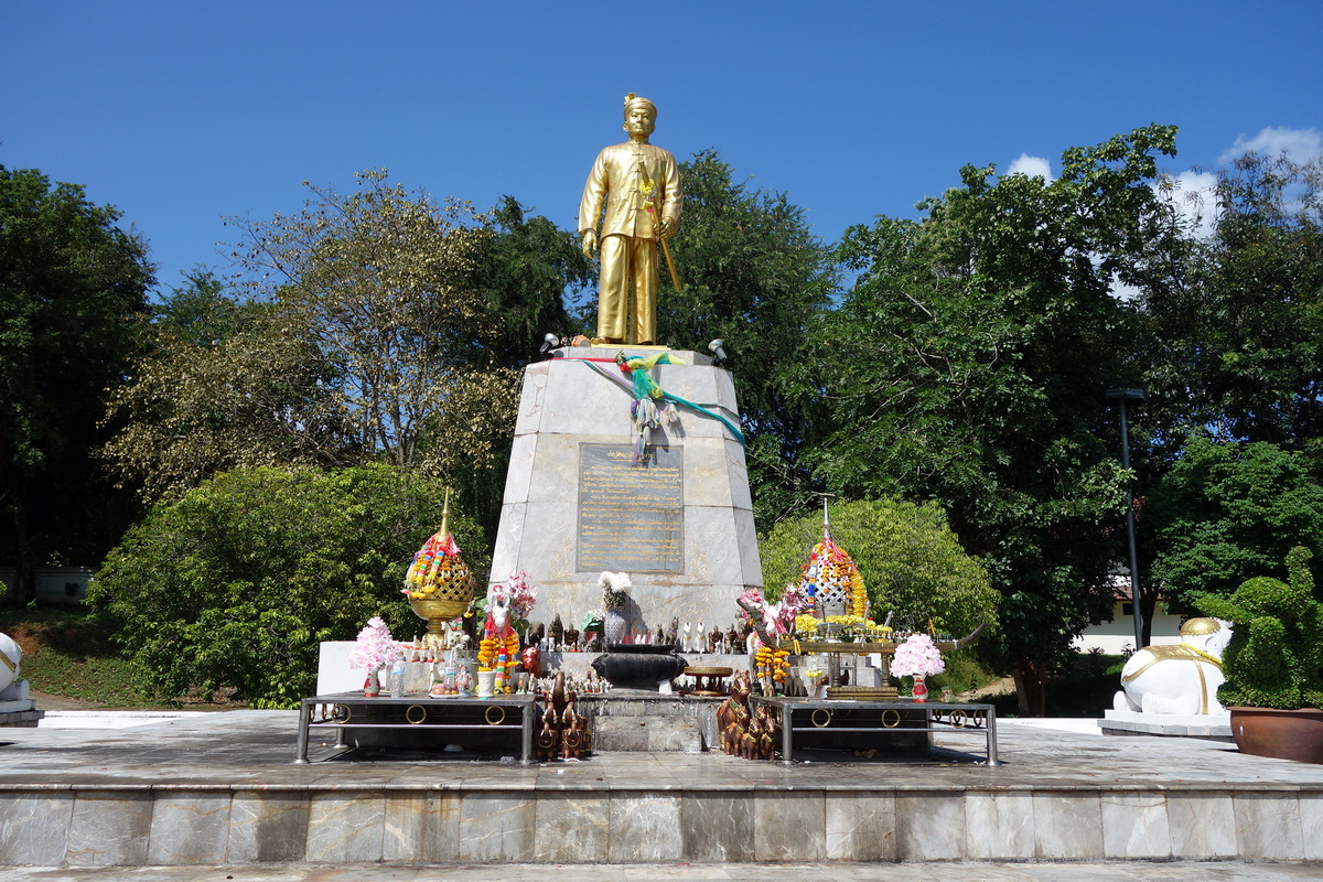 phraya singhanatracha memorial, phraya singhanatracha statue, first ruler of mae hong son statue, statue of phraya singhanatracha, phraya singhanat racha memorial