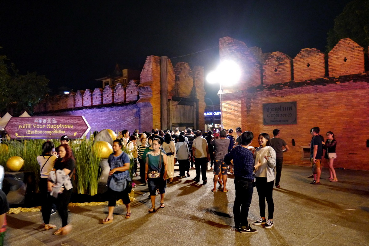 The Pae Sunday Walking Street, street food in chiang mai, the best street food in chiang mai