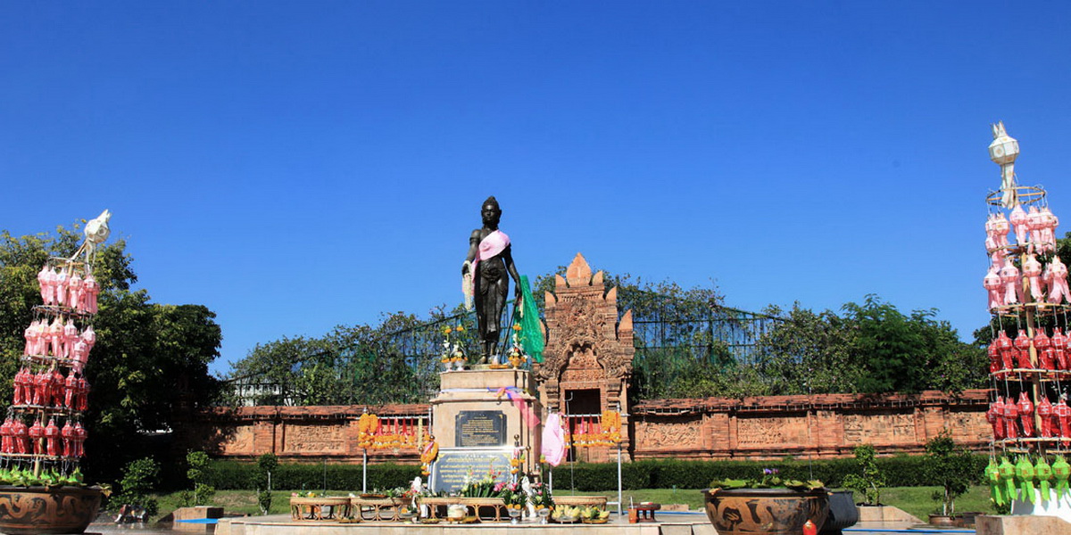 camadevi monument, queen camadevi monument, camadevi monument lamphun, cama devi monument, queen cama devi monument