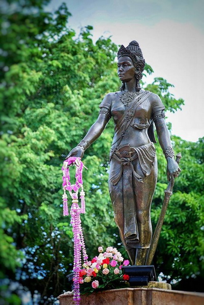 camadevi monument, queen camadevi monument, camadevi monument lamphun, cama devi monument, queen cama devi monument