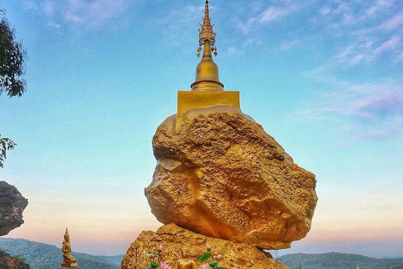 sights in lamphun, wat phra buddha bhat phrathat intr kwaen, phra buddha bhat phrathat intr kwaen temple, phra bhat phrathat intr kwaen, phra bhat phra that intr kwaen, wat phra buddha bhat phra that intr kwaen, phra buddha bhat phra that intr kwaen temple